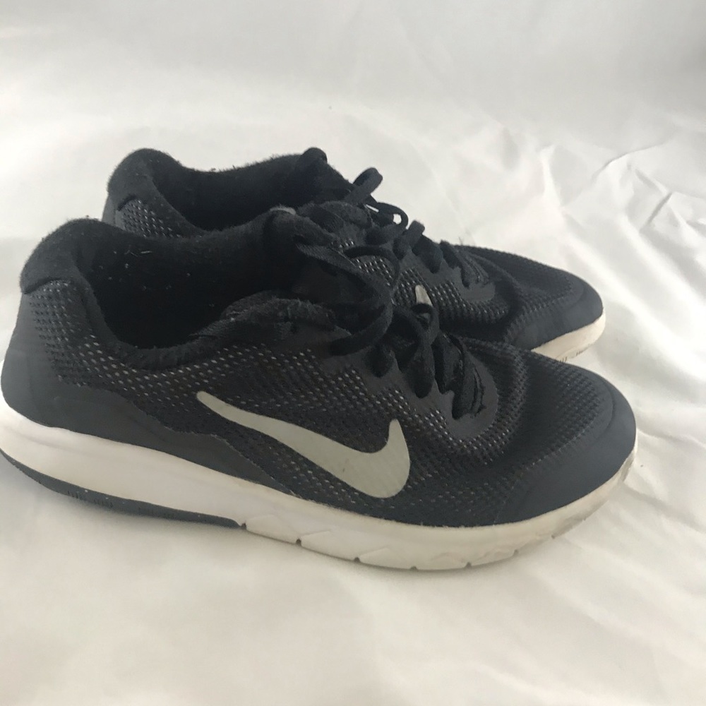Kids Nike running shoes size 5Y